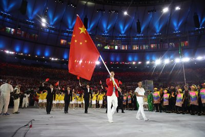 九游娱乐-戴着国旗走向领奖台欢庆胜利