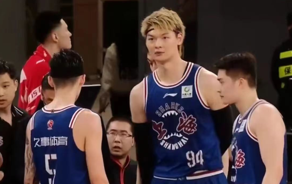 上海男篮击败对手，赢得比赛