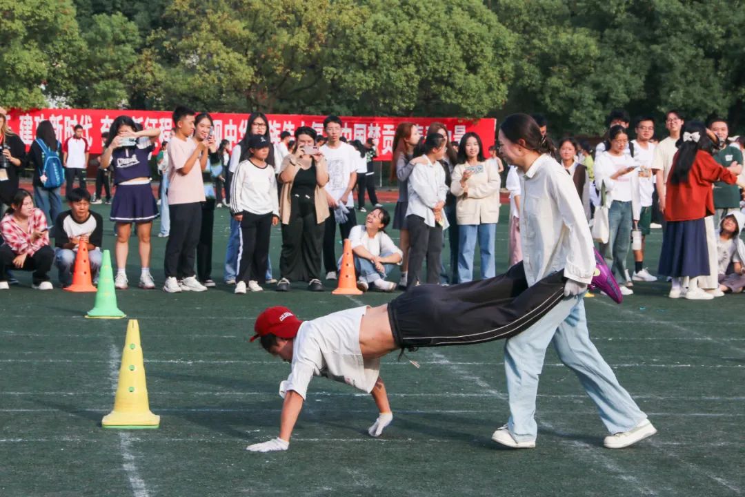 热血沸腾的足球对决引发激情澎湃